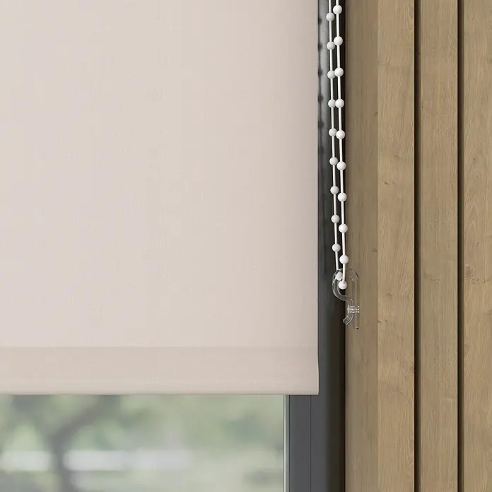 Expo Ambiente Rollo - B x H: 110 x 275 cm, Creme, Uni, Tageslichtdurchlässig - Nahaufnahme einer beigen Rolljalousie mit Perlenkette und Fensterrahmen, die das Tageslicht sanft filtert.