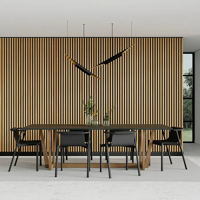 b!design Wandpaneel Wall Smart Plus - Eiche Hellbraun, 2.500 x 300 mm - Elegantes Esszimmer mit schwarzem Tisch und Stühlen, akzentuiert durch eine moderne Pendelleuchte vor einer stilvollen Holzwand.