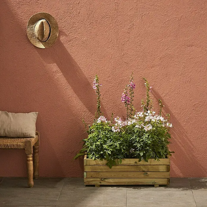 Cerland Macetero para plantas Rústica - Dimensiones externas (L x An x Al): 80 x 40 x 27 cm, Madera, Natural - Elegante escena al aire libre con una jardinera de madera llena de flores, un sombrero de paja y un asiento cómodo con cojín.