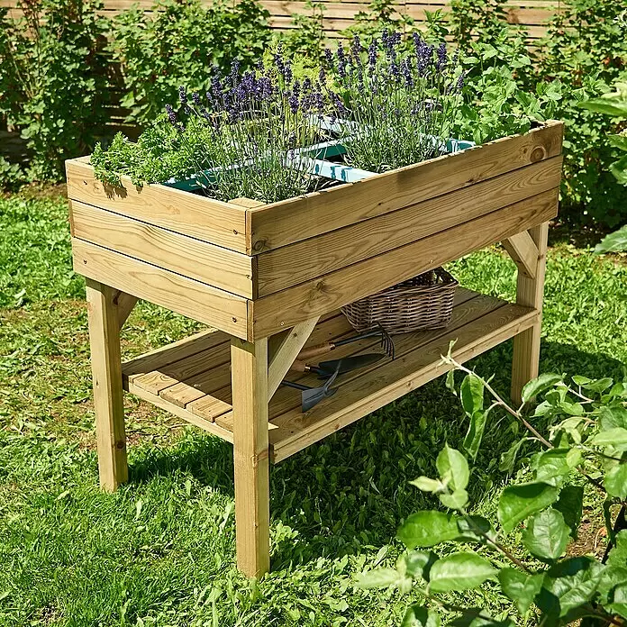 Cerland Huerto Paprika - 120 x 60 x 87 cm, Madera, Natural - Jardinera elevada de madera con lavanda y hierbas, herramientas de jardinería en el estante inferior, en un jardín soleado.