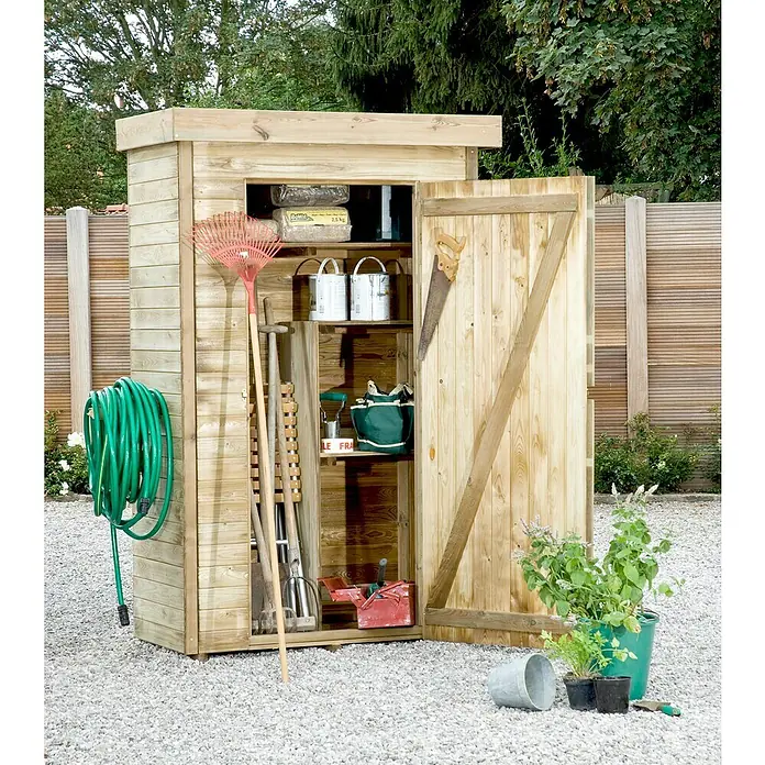 Cerland Armario de jardín Theo - Natural, Puerta de una hoja - Una caseta de jardín de madera llena de herramientas de jardinería como rastrillo, pala y regadera, junto con una manguera de jardín verde.