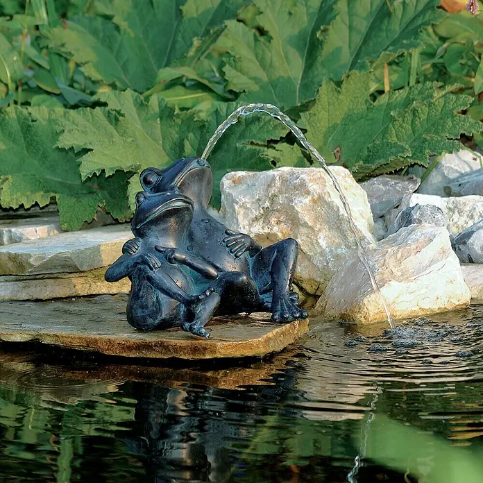 Ubbink Wasserspeier Frösche - Frosch - Eine charmante Froschbrunnen-Skulptur, die Wasser speit, perfekt für Gartenteiche und zur Dekoration im Freien.
