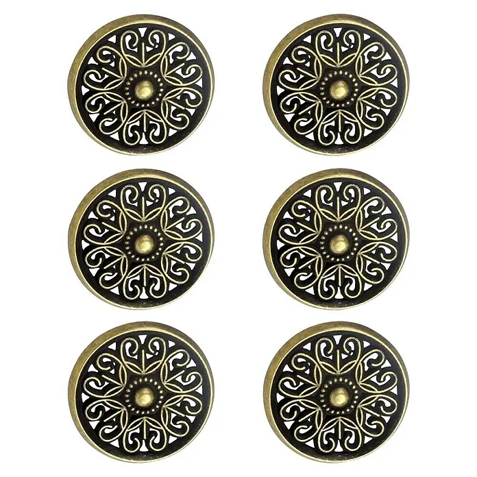 Nesu Pomo para muebles Cuero Viejo - Ø x Al: 35 x 16 mm, Cuero envejecido, 6 ud. - Primer plano de seis botones decorativos con un intrincado diseño dorado sobre un fondo negro, ideal para proyectos de costura.