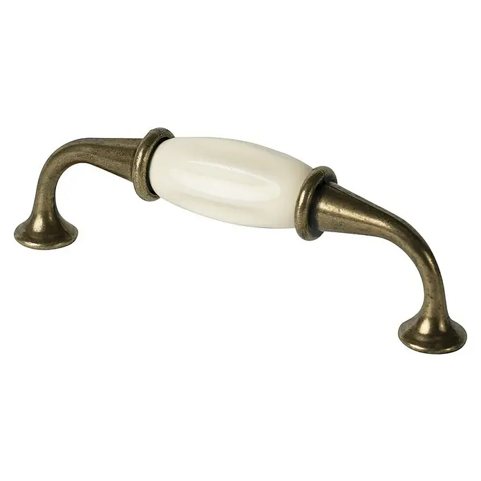 Nesu Tirador para muebles Bronce Viejo - Largo: 96 mm, Porcelana, Beige - Primer plano de un tirador de porcelana para armario con extremos de bronce, que añade un toque vintage elegante a un armario o cajón.
