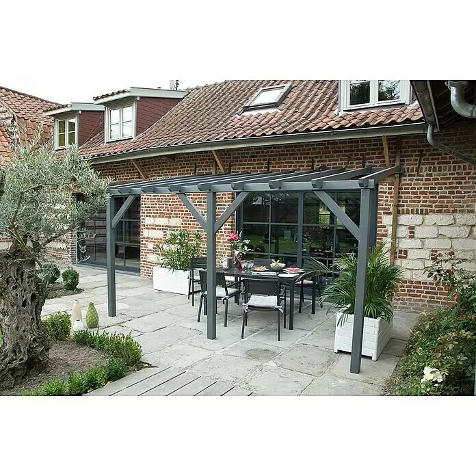 Cerland Pérgola adosada Etreta - 400 x 300 x 250 cm, Natural - Pérgola gris oscuro sobre un conjunto de comedor a juego en una terraza pavimentada.
