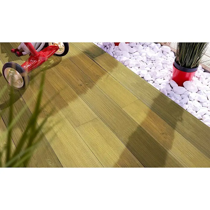 Cerland Tarima para terraza Pedro - L x An x Es: 240 x 12 x 2,7 cm, Pino - Decoración exterior con terraza de madera, piedras blancas, una planta en maceta y un triciclo rojo de juguete. Ideal para inspiración de jardín.