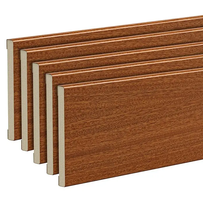 Solid Elements Tapeta High Sapelly - 8 x 220 cm, Sapelly, 5 ud. - Primer plano de rodapiés marrones con superficie lisa y borde claro. Ideal para cualquier habitación con un toque de elegancia.