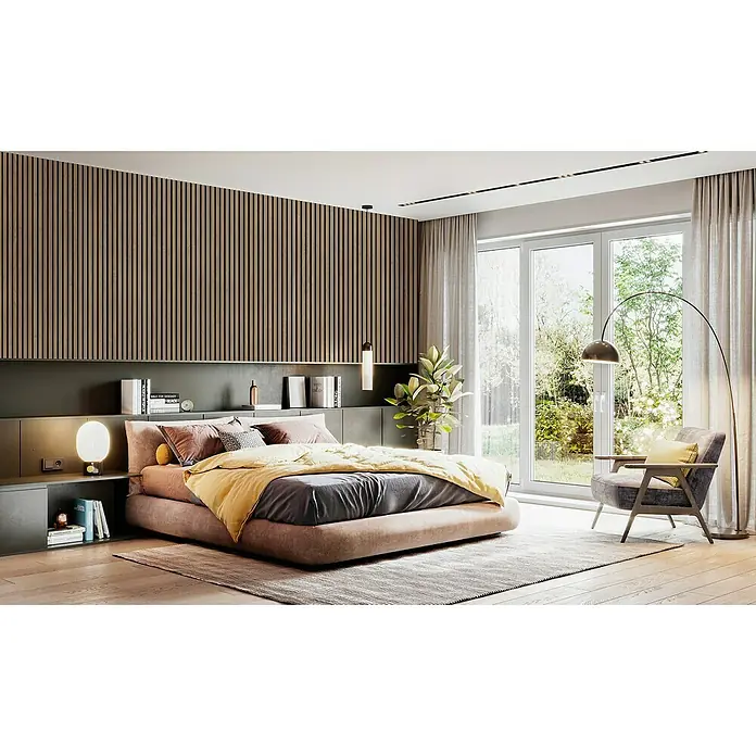 FibroTech Akustikpaneel Premium - Oiled Oak, 2.440 x 605 x 22 mm - Helle Schlafzimmergestaltung mit großem Bett, Holzpaneelen, einem Sessel und viel Tageslicht. Das Bett lädt zum Entspannen ein.