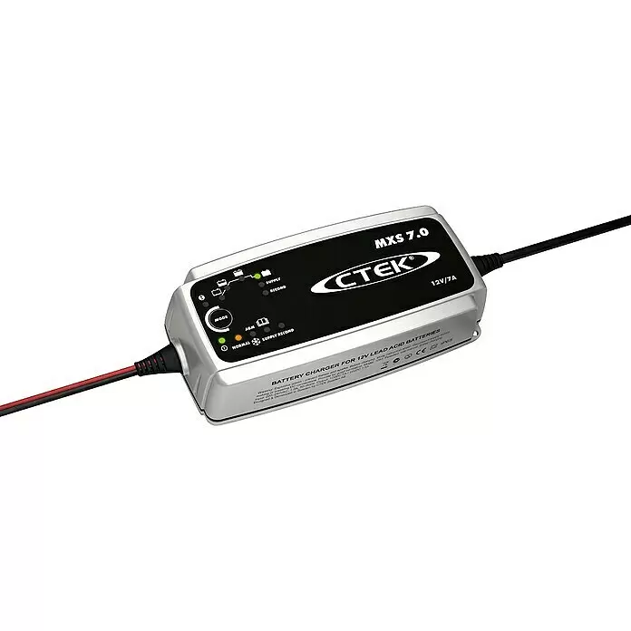 CTEK Automatik-Ladegerät MXS 7.0 - Ladestrom: 7,2 A, Kapazität: 14 Ah - 150 Ah - CTEK MXS 7.0 12V/7A Blei-Säure-Batterieladegerät, silber-schwarz, mit angeschlossenen Kabeln.