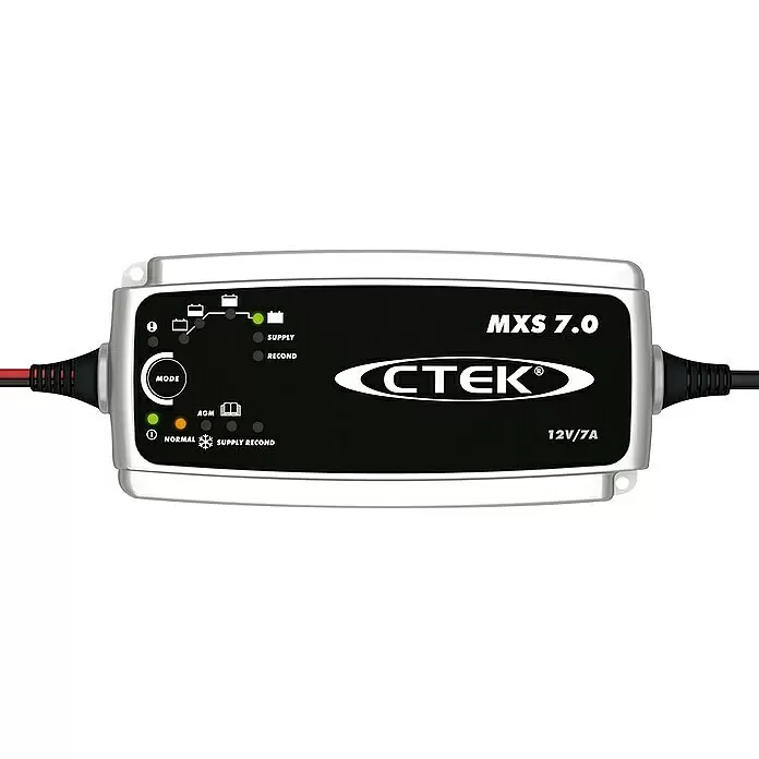 CTEK Automatik-Ladegerät MXS 7.0 - Ladestrom: 7,2 A, Kapazität: 14 Ah - 150 Ah - Silber-schwarzes CTEK MXS 7.0 Batterieladegerät mit Bedienfeld und Kabeln.