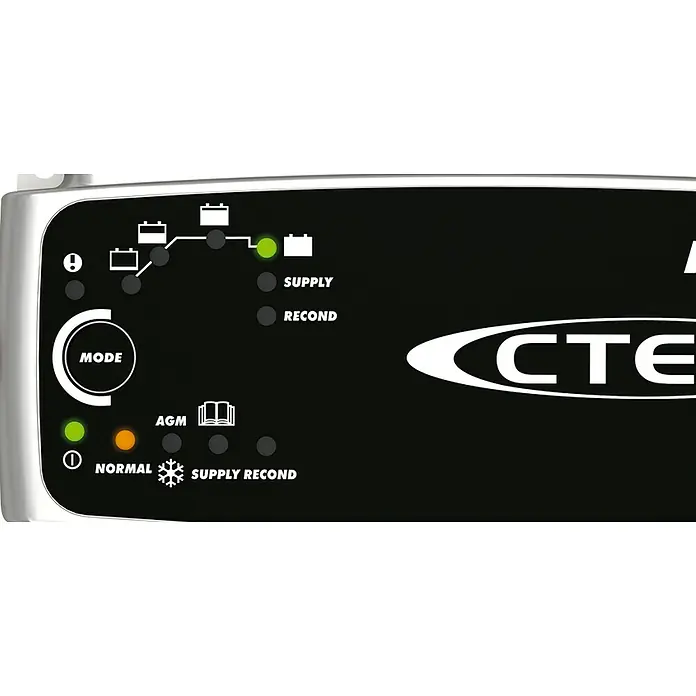 CTEK Automatik-Ladegerät MXS 7.0 - Ladestrom: 7,2 A, Kapazität: 14 Ah - 150 Ah - Nahaufnahme eines CTEK Batterieladegeräts, das den Ladeprozess mit leuchtenden LEDs anzeigt.