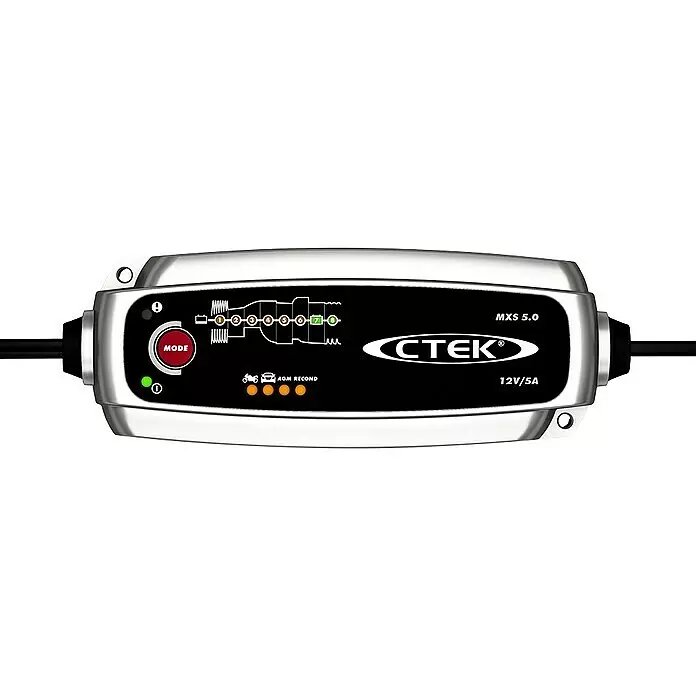CTEK Automatik-Ladegerät MXS 5.0 EU - Ladestrom: 5 A, Kapazität: 1,2 Ah - 110 Ah - Silbernes CTEK MXS 5.0 Batterieladegerät mit schwarzem Display, das Ladestufen und Modusauswahl für 12V/5A anzeigt.