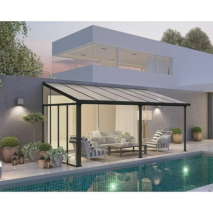 Palram – Canopia Panel lateral Sidewall - Gris - Imagen de una elegante cubierta de patio con muebles de salón elegantes y una piscina, ideal para horas de relajación al aire libre.