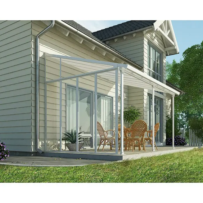 Palram – Canopia Panel lateral Sidewall - Blanco - Vista exterior de una casa con una cubierta de patio blanca y muebles de exterior, creando un ambiente acogedor y atractivo.