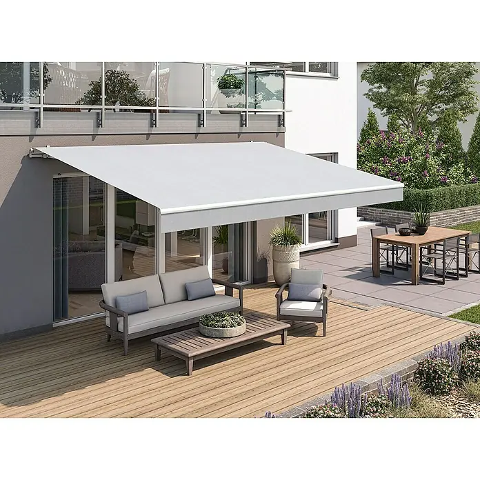 Solid Elements Gelenkarmmarkise S-8442 - Weiß, Breite: 3,5 m, Ausfall: 2,5 m - Eine moderne, ausfahrbare Markise spendet Schatten auf einer Holzterrasse mit Gartenmöbeln, die zum Entspannen einlädt.