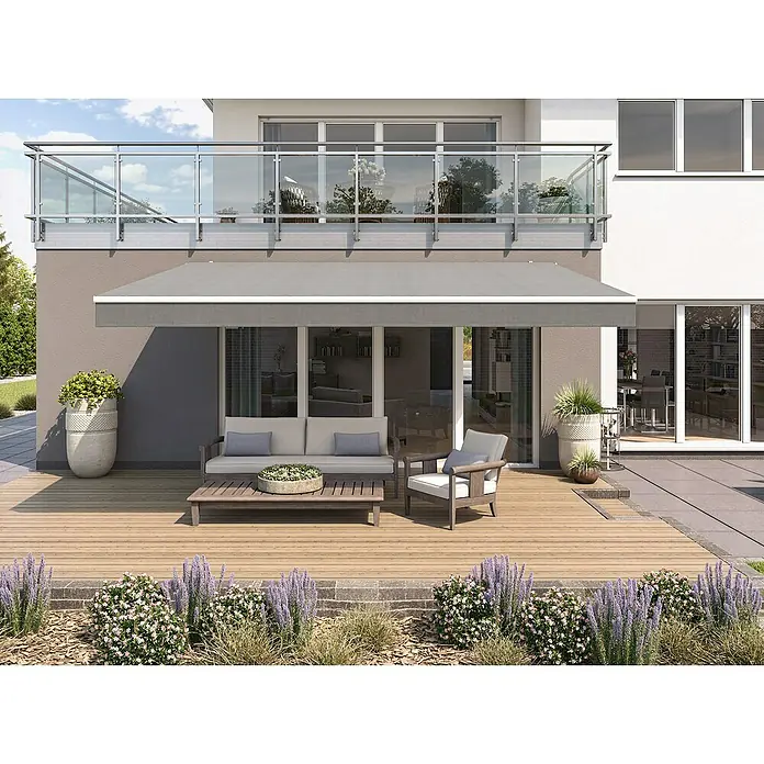 Solid Elements Gelenkarmmarkise S-8441 - Beige/Grau, Breite: 5 m, Ausfall: 2,5 m - Dieses Bild zeigt eine graue Markise, die Schatten auf eine Terrasse mit Gartenmöbeln wirft. Die Markise ist ein stilvolles und praktisches Element für den Außenbereich.