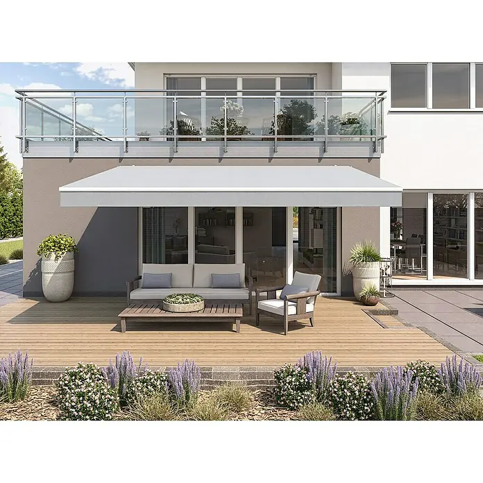 Solid Elements Gelenkarmmarkise S-8442 - Weiß, Breite: 3,5 m, Ausfall: 2,5 m - Eine moderne Terrasse mit einer grauen Markise, die Schatten spendet, und stilvollen Gartenmöbeln für entspannte Stunden im Freien.