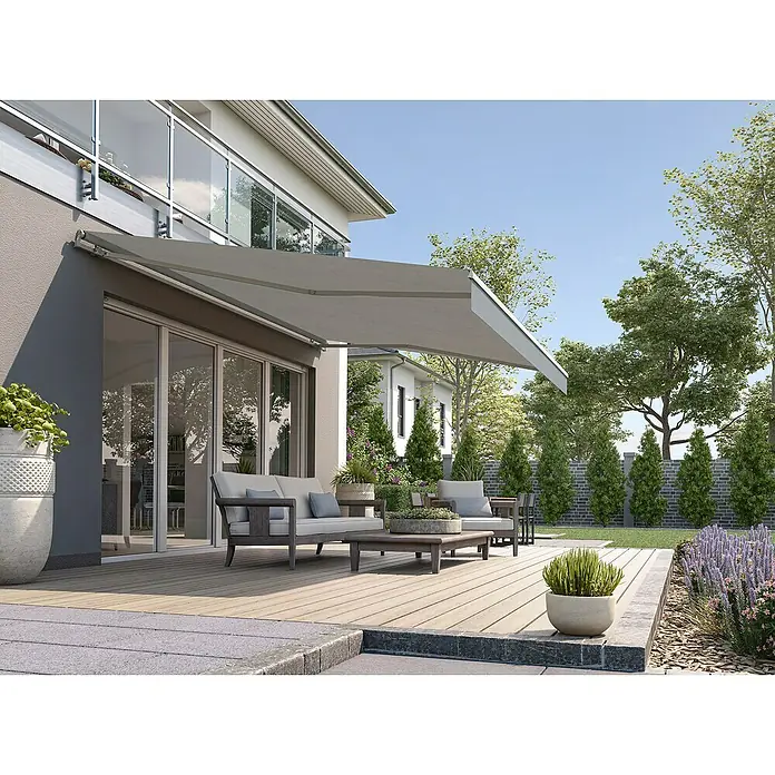 Solid Elements Gelenkarmmarkise S-8445 - Grau, Breite: 6 m, Ausfall: 2 m - Eine stilvolle Terrassenmarkise spendet Schatten über modernen Gartenmöbeln auf einer hölzernen Terrasse, ideal für entspannte Stunden im Freien.