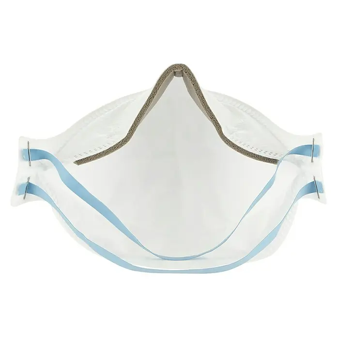 3M Mascarilla de protección respiratoria 9320D+ - FFP2 NR D, 5 ud. - Primer plano de una mascarilla facial N95 blanca con cintas azules y un clip nasal marrón sobre un fondo negro.