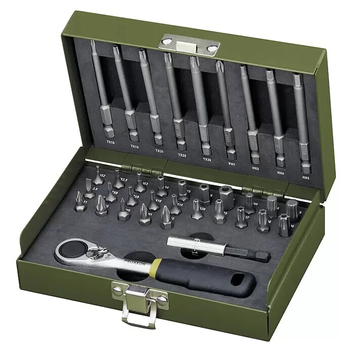 Proxxon Micro-Bit-Set mit Ratsche - 36 -tlg. - Grüne Metallwerkzeugkiste mit verschiedenen Schrauberbits, Nüssen, einem Ratschenschlüssel und Bithalter in Schaumstoffeinlagen.
