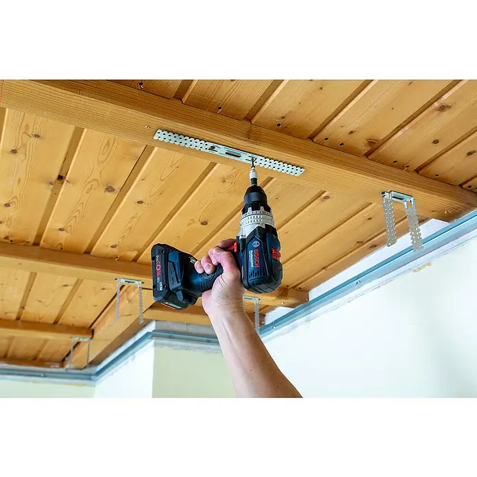 Knauf Direktabhänger - Geeignet für: Holzlatten, 100 Stk. - Akkuschrauber bei der Montage von Metallstreifen an einer Holzdecke, ideal für Heimwerker- und Bauprojekte.