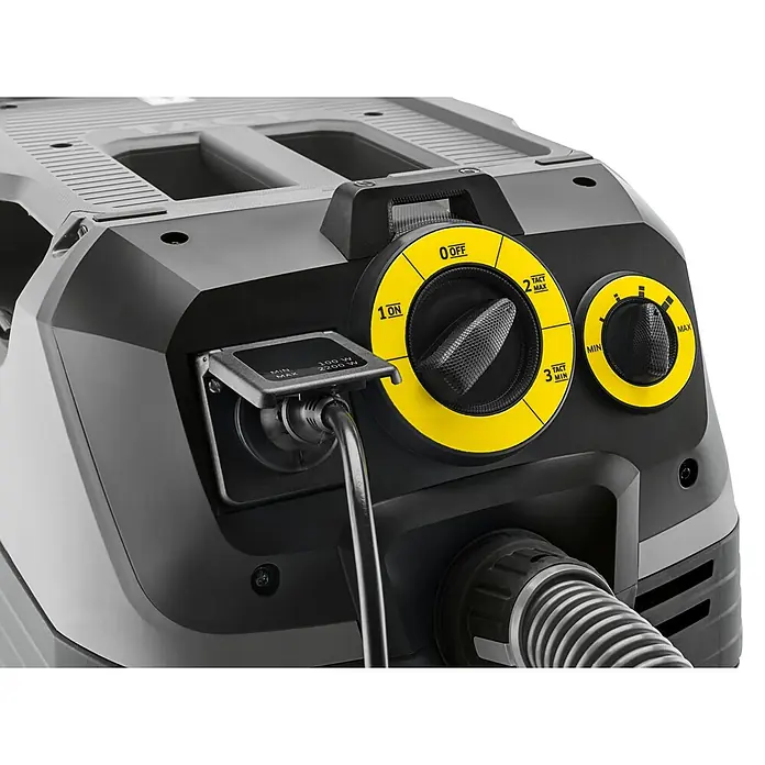 Kärcher Aspirador en seco y húmedo eléctrico NT 30/1 TACT L - 1.380 W, Volumen de recipiente: 30 l, Con bolsa - Vista detallada de una aspiradora Kärcher con controles y conexión de alimentación. Acentos amarillos resaltan las funciones.