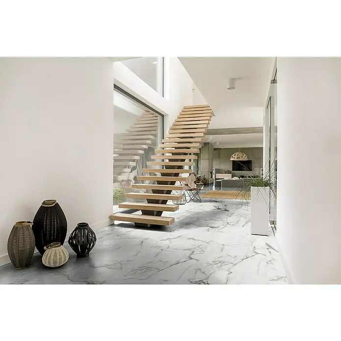 Allure Suelo vinílico SPC White Marble - 600 x 600 x 6 mm, Gris, Resistente al agua - Interior exclusivo con escalera de madera en voladizo, suelo de mármol y jarrones decorativos que aportan elegancia y estilo a la estancia.