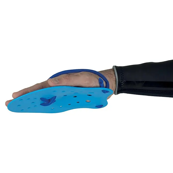 Seac Sub Palas de natación - M, Azul - Primer plano de una paleta de natación azul claro en la mano de una persona con un neopreno negro.