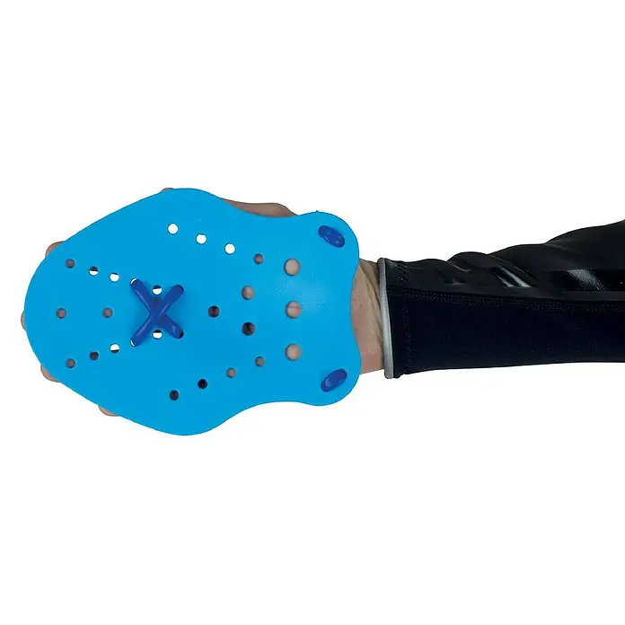 Seac Sub Palas de natación - M, Azul - Primer plano de una paleta de mano de natación sujeta a la mano de una persona, con un diseño azul y múltiples agujeros para mayor comodidad.