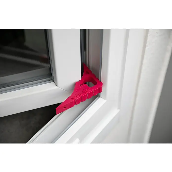 Schellenberg Tür- & Fensterstopper - Pink - Ein pinkfarbener SCHALL-EXPERT-Fensterspaltenlüfter wird in einem weißen Fensterrahmen gezeigt. Es sorgt für Belüftung ohne vollständiges Öffnen.