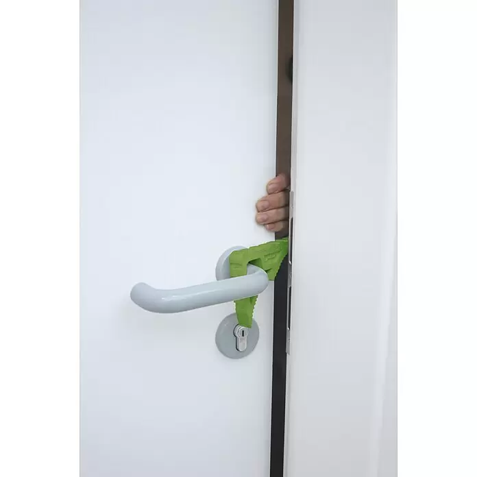 Schellenberg Tür- & Fensterstopper - Grün - Ein grüner Türstopper aus Kunststoff klemmt eine weiße Tür auf, indem er am Türgriff eingehängt wird. Eine Hand hält die Tür.