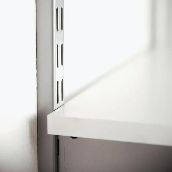 Phönix Wandregal-Set Staxx Büro - L x B x H: 62 x 85 x 223 cm, Traglast Einlegeboden: 20 kg, Weiß/Grau - Nahaufnahme eines weißen Regals, das an einer Metallschiene an der Wand befestigt ist, für eine moderne und funktionale Aufbewahrungslösung.