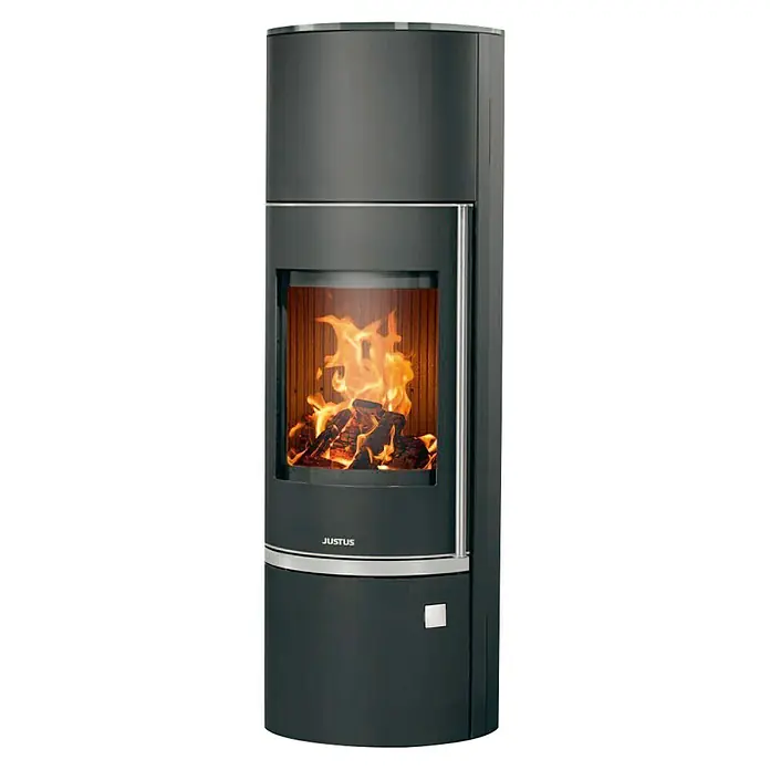 Justus Kaminofen Faro W+ 2.0 - 7 kW, Raumheizvermögen: 144 m³, Verkleidung: Gusseisen/Speckstein, Gussgrau - Ein Justus Kaminofen mit einem brennenden Feuer, das eine warme und gemütliche Atmosphäre schafft, ideal für kalte Winterabende.