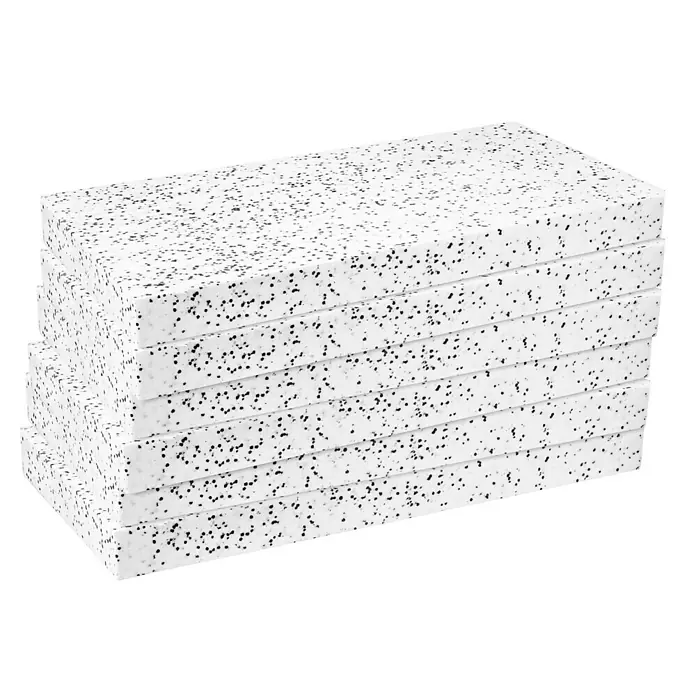 Mehrzweckdämmplatte DEO/WAB 040 - Stärke: 80 mm, Expandiertes Polystyrol (EPS), Wärmeleitstufe: 040 - Das Bild zeigt einen Stapel aus weißen Dämmplatten mit schwarzen Sprenkeln, die zur Isolierung verwendet werden. Das Material ist leicht und widerstandsfähig.