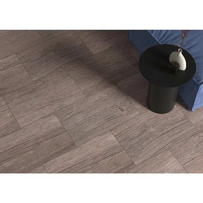 Feinsteinzeugfliese Betulla 2.0 - 30 x 60 cm, Braun, Matt - Ein elegantes Foto von Holzbodenfliesen, die einen warmen und einladenden Raum schaffen. Die Textur ist gut sichtbar und die Details sind erkennbar.