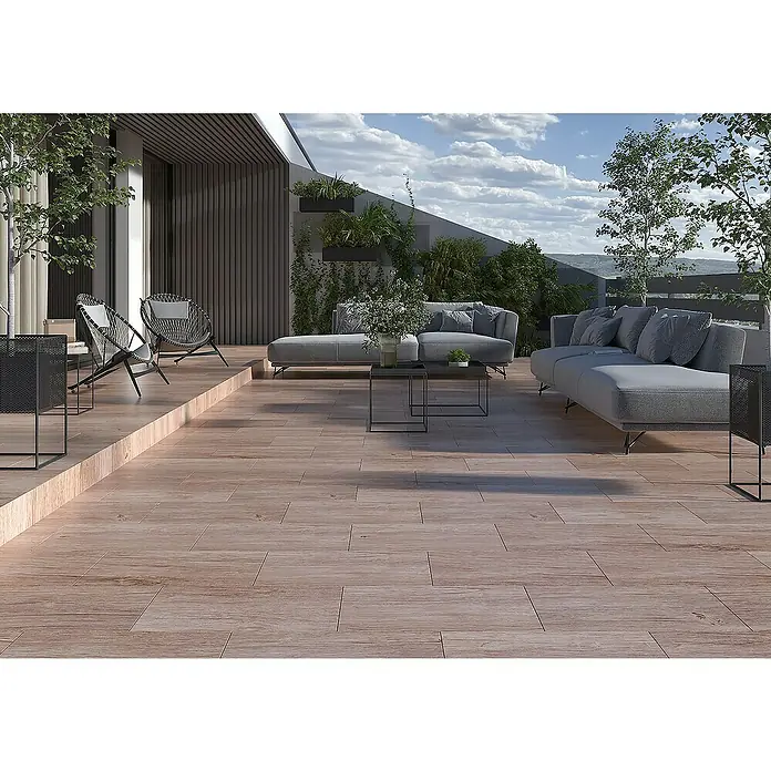 Feinsteinzeugfliese Quercia - 30 x 60 cm, Beige, Matt - Eine Terrasse mit Holzboden und grauen Gartenmöbeln lädt zum Entspannen ein. Pflanzen umrahmen den stilvollen Außenbereich.