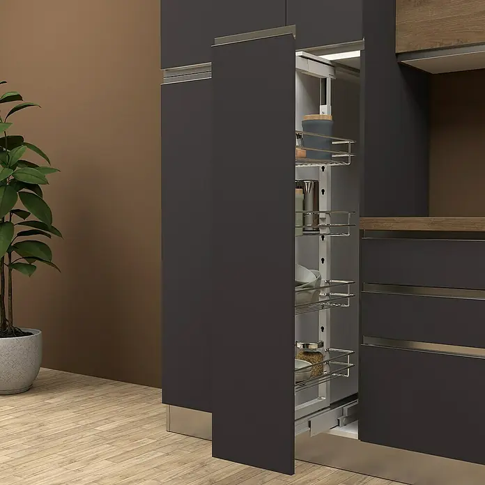 Marinelli Cucine Vormontierte Küchenzeile Ametista - Breite: 285 cm, Anthrazit/Nuss, Mit Elektrogeräten, Spüle links - Bild eines Apothekerschranks mit mehreren Regalen und verschiedenen Lebensmitteln. Ideal für die Küchenorganisation.