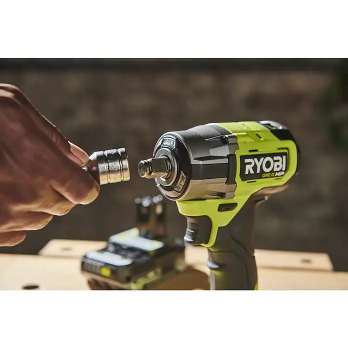 Ryobi ONE+HP Akku-Schlagschrauber RIW18C-0 - 18 V, Ohne Akku, 450 Nm - Ryobi ONE+ HP Akku-Schlagschrauber mit Werkzeugaufnahme wird in einer Nahaufnahme gezeigt.