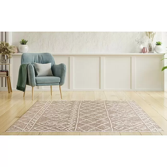 Outdoor-Teppich Malibu - Beige, 230 x 160 cm, 100 % Polypropylen - Ein hellbrauner und weißer Teppich mit geometrischem Muster liegt auf einem hellen Holzfußboden im Wohnzimmer.