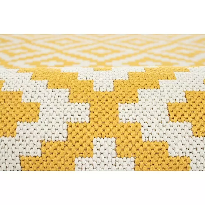 Outdoor-Teppich Monza - Gelb/Weiß, 170 x 120 cm, 100 % Polypropylen - Nahaufnahme eines gerollten gelb-weißen Webteppichs mit geometrischem Muster.