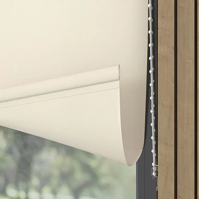 Expo Ambiente Rollo - B x H: 90 x 190 cm, Beige, Uni, Tageslichtdurchlässig - Cremefarbener strukturierter Rolladen, teilweise abgerollt im Fensterrahmen, mit sichtbarem Perlenkettenmechanismus.