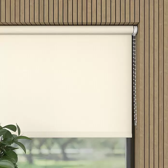Expo Ambiente Rollo - B x H: 90 x 190 cm, Beige, Uni, Tageslichtdurchlässig - Cremefarbene Rolljalousie teilweise über einem Fenster heruntergelassen, vor einer modernen Holzlamellenwand.