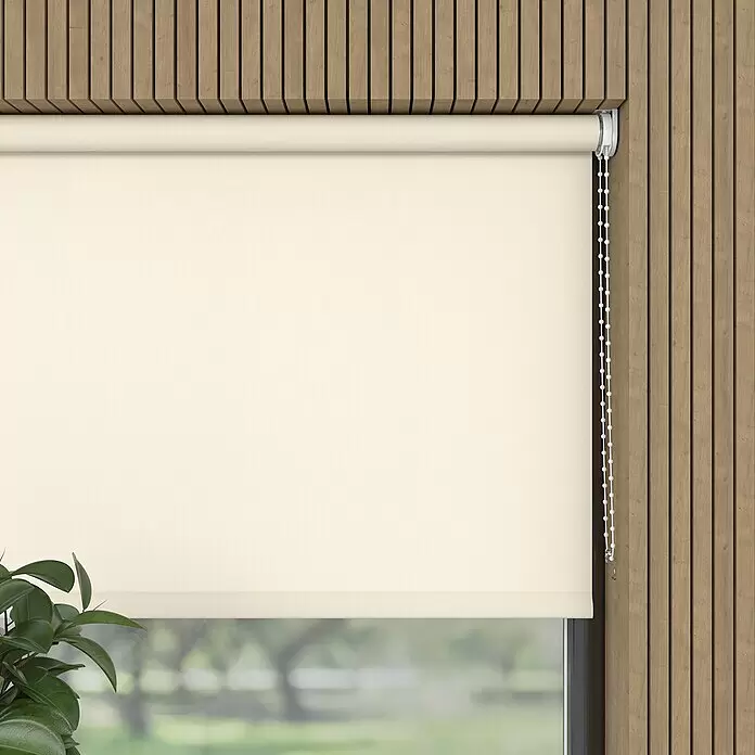 Expo Ambiente Rollo - B x H: 90 x 190 cm, Beige, Uni, Tageslichtdurchlässig - Creme-farbener Rollvorhang, teilweise heruntergelassen, an einem Fenster mit Holzverkleidung.