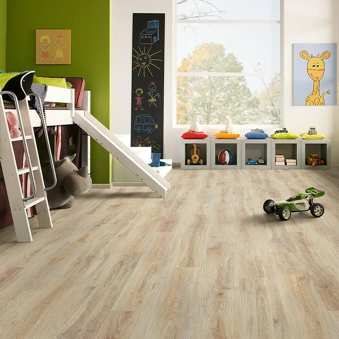 LOGOCLIC Silentos Laminat Eiche Mira1.285 x 192 x 9 mm, Landhausdiele, Eiche Mira - Kinderzimmer mit hellem Laminatboden, Hochbett mit Rutsche und Spielzeug. Der Laminatboden sorgt für eine freundliche Atmosphäre.