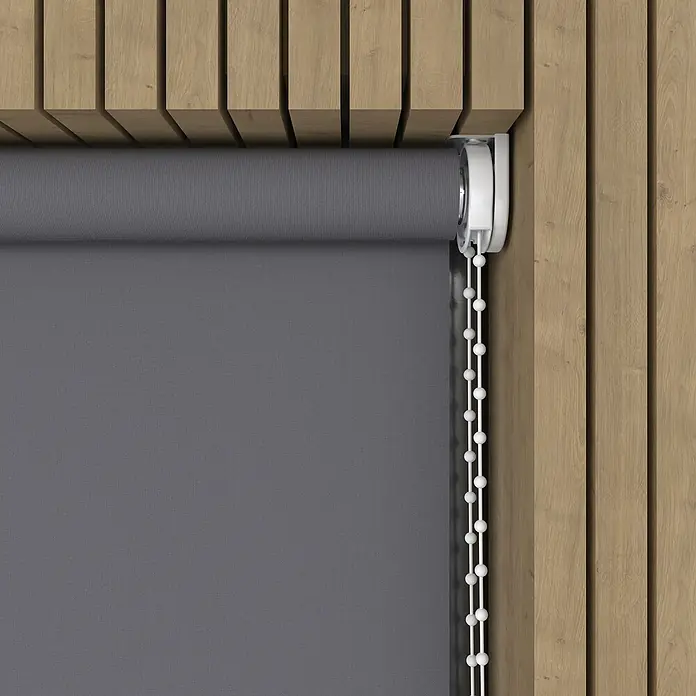 Expo Ambiente RolloB x H: 120 x 190 cm, Grau, Uni, Tageslichtdurchlässig - Graue Rollos mit weißer Perlenkette, montiert an einer Holzwand, die ein modernes und stilvolles Designelement des Fensters zeigt.
