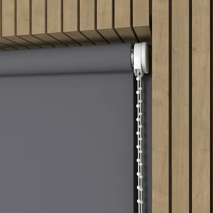 Expo Ambiente RolloB x H: 120 x 190 cm, Grau, Uni, Tageslichtdurchlässig - Graue Rollos mit weißen Perlenketten, die an einer Holzwand befestigt sind, bieten Privatsphäre und modernes Design.