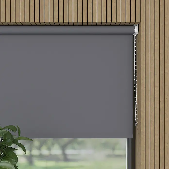 Expo Ambiente RolloB x H: 120 x 190 cm, Grau, Uni, Tageslichtdurchlässig - Graue Rollladen vor einem Fenster mit Holzrahmen. Der Rollladen ist teilweise heruntergelassen und verdunkelt den Raum.