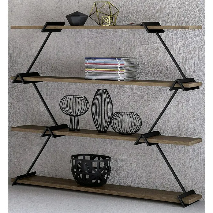 Phönix Holzregal Babylon - H x B x T: 134 x 120 x 30 cm, Traglast pro Boden: 10 kg, Anzahl Böden: 4 Stk., Schrauben, Tobacco Oak / Schwarz matt - Regal mit vier Holzebenen und schwarzer Metallhalterung mit Dekoartikeln wie Vasen, Zeitschriften und geometrischen Formen.
