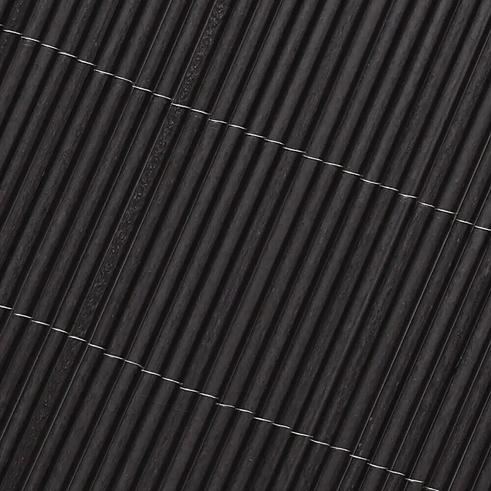 Nortene Sichtschutz LOP - Anthrazit, L x H: 300 x 150 cm - Detailaufnahme einer schwarzen Rolljalousie mit feinen, horizontal verlaufenden, silbrig glänzenden Drähten. Strukturierte Oberfläche.
