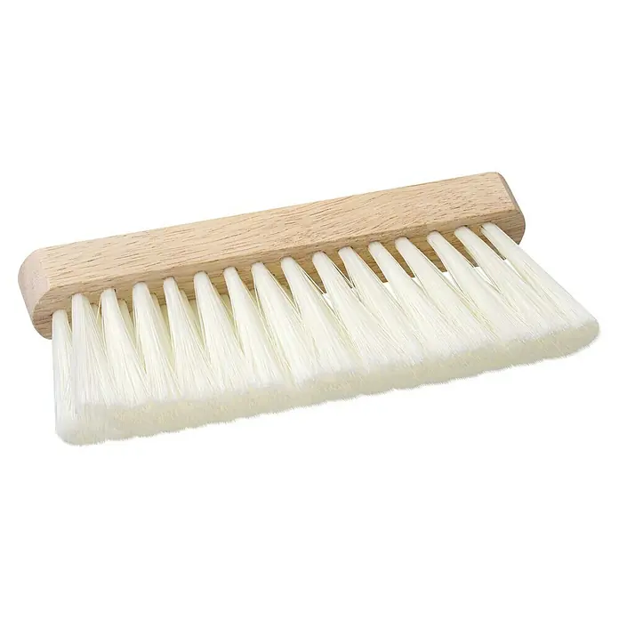 swingcolor Abstauber - Synthetische Borsten, L x B: 28 x 170 mm - Nahaufnahme einer weißen Reinigungsbürste mit Holzgriff. Das ideale Werkzeug für eine gründliche und schonende Reinigung verschiedener Oberflächen.